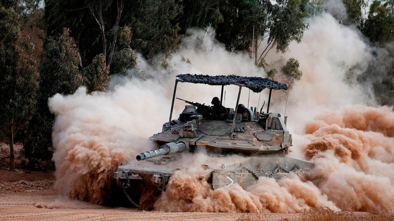 Un tanque israelí maniobra cerca de la frontera entre Israel y Gaza