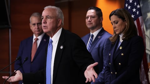 El representante Carlos Giménez (R-FL), miembro de la Conferencia Hispana del Congreso (CHC), habla durante una conferencia de prensa en el Capitolio de los Estados Unidos el 1 de febrero de 2023 en Washington, DC