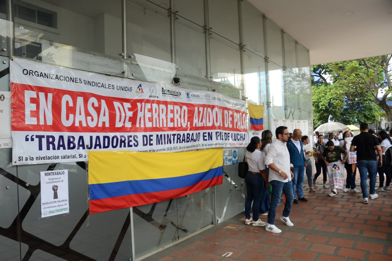 Sindicatos del Ministerio del Trabajo están en huelga reclamando derechos laborales.