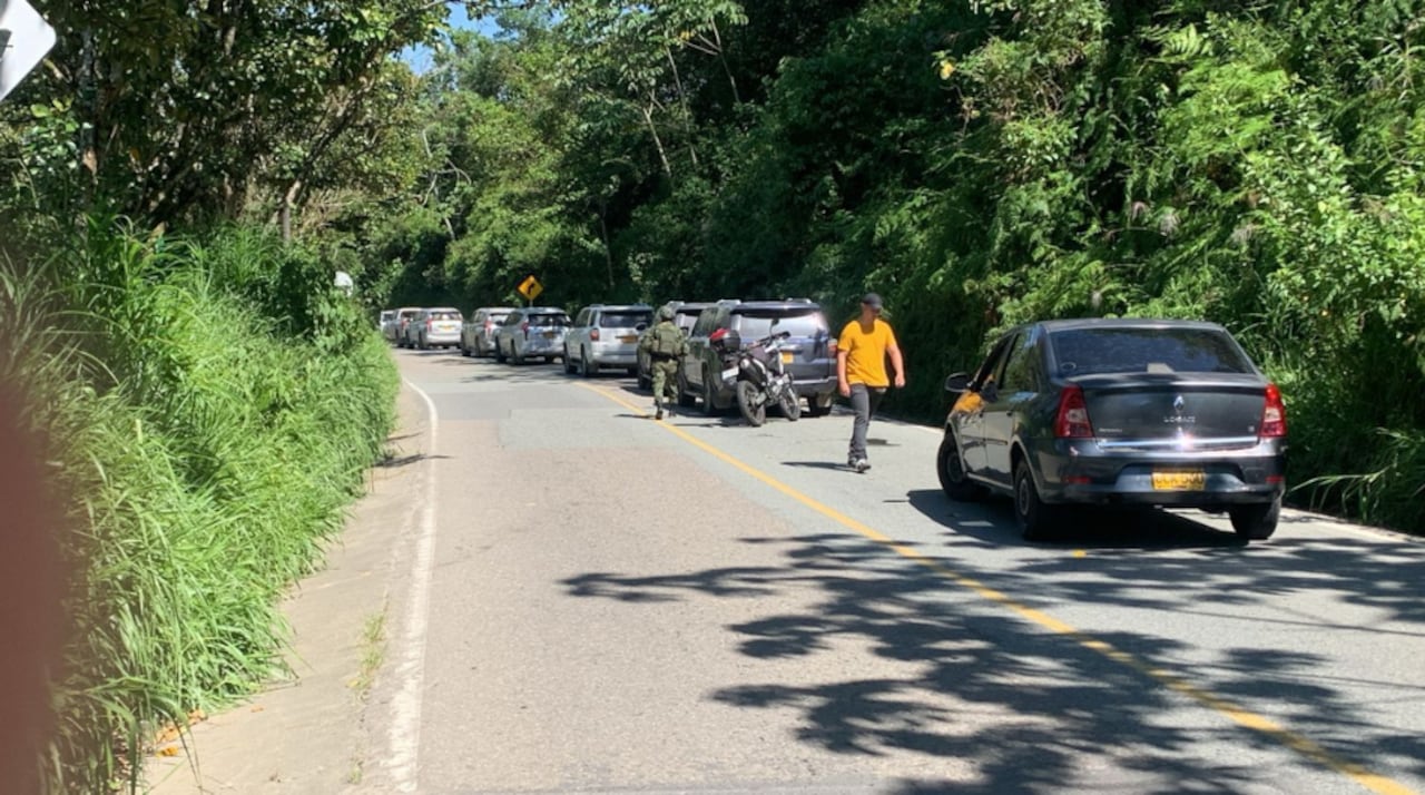 Caravana de vehículos de alta gama donde se estarían movilizando disidentes de las Farc.