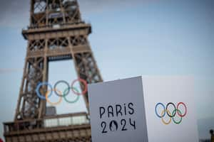 Los anillos olímpicos se ven en la Torre Eiffel, el domingo 14 de julio de 2024, en París. (Foto AP/Aurelien Morissard)