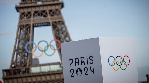 Los anillos olímpicos se ven en la Torre Eiffel, el domingo 14 de julio de 2024, en París. (Foto AP/Aurelien Morissard)