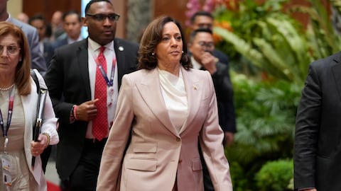 La vicepresidenta de Estados Unidos, Kamala Harris, sale después de asistir a la Cumbre de Asia Oriental en la Cumbre de la Asociación de Naciones del Sudeste Asiático (ASEAN) en Yakarta, Indonesia