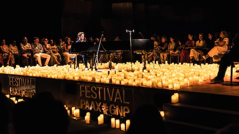 El concierto del pianista Thomas Enhco le hizo honor al hermoso marco en el cual se desarrolló. Rodeado de velas y de público, el parisino entregó una hora y media de genialidad musical y de espontaneidad. 