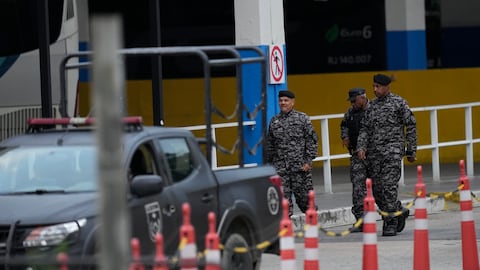 Policías de élite caminan por una terminal de autobuses donde, según la policía, un hombre armado hirió a dos personas y tomó como rehenes a otras 17 a bordo de un autobús, en Río de Janeiro, Brasil, el martes 12 de marzo de 2024.