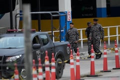 Policías de élite caminan por una terminal de autobuses donde, según la policía, un hombre armado hirió a dos personas y tomó como rehenes a otras 17 a bordo de un autobús, en Río de Janeiro, Brasil, el martes 12 de marzo de 2024.