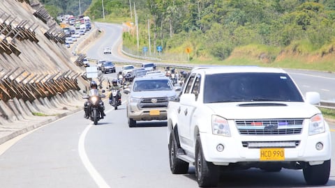 Caravana con disidentes de las Farc se dirigen hacia Bello, Antioquia.