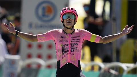 Richard Carapaz celebra al cruzar la línea de meta su victoria en la decimoséptima etapa del Tour de Francia de ciclismo sobre 177,8 kilómetros con salida en Saint-Paul-Trois-Chateaux y llegada en Superdevoluy, Francia.