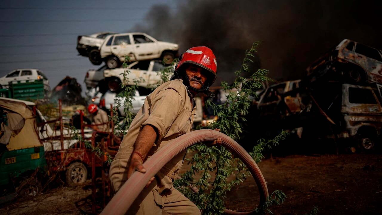 Incendio que se desató en un depósito de chatarra de automóviles en Nueva Delhi, India