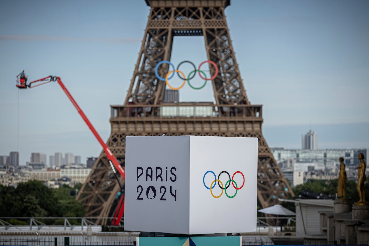 Los anillos olímpicos se ven en la Torre Eiffel, el domingo 14 de julio de 2024, en París. Los organizadores de los Juegos Olímpicos de París montaron los anillos en la Torre Eiffel el viernes cuando la capital francesa cumple 50 días hasta el inicio de los Juegos de Verano. (Foto AP/Aurelien Morissard)