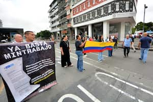 Trabajadores del sindicato del Ministerio del Trabajo seccional Cali, realizan un plantón frente a las oficinas del ministerio del trabajo, por el incumplimiento de los acuerdos laborales.