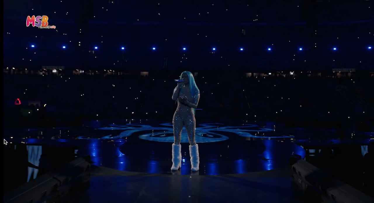 Karol G saludó a los asistentes a su último concierto en el Estadio Santiago Bernabéu.