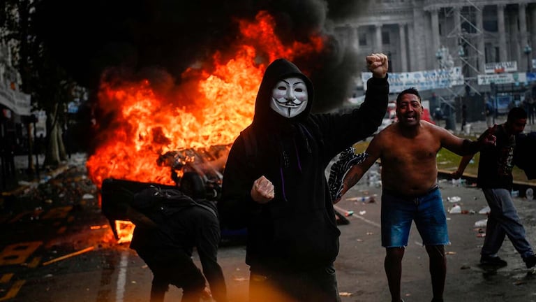 Manifestante asiste a una protesta cerca del Congreso Nacional, el día en que los senadores debaten el proyecto de reforma económica del presidente argentino Javier Milei, conocido como el "proyecto de ley ómnibus", en Buenos Aires, Argentina, el 12 de junio de 2024.