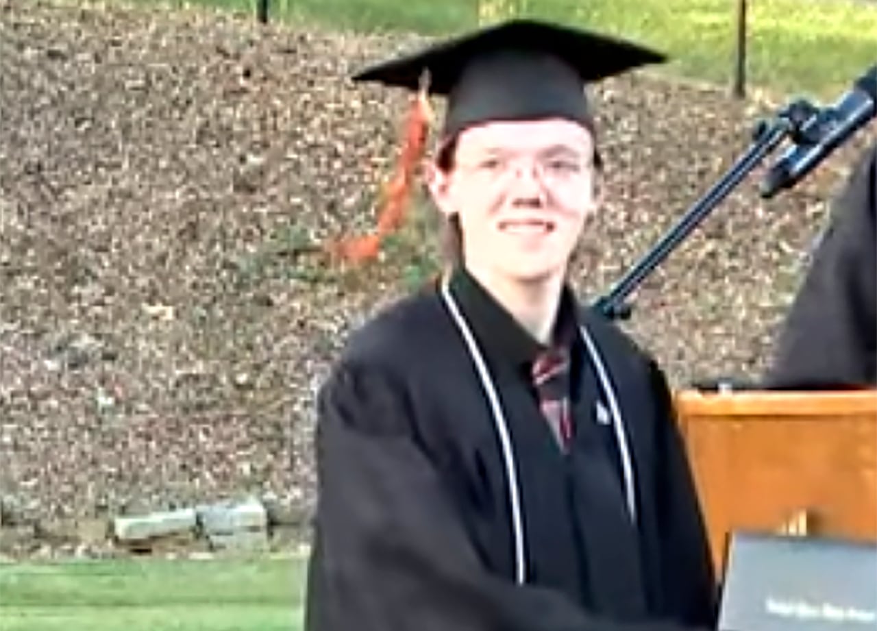 Esta imagen fija del 3 de junio de 2022 tomada de un video proporcionado por el Distrito Escolar de Bethel Park muestra al estudiante Thomas Matthew Crooks en la graduación de la escuela secundaria Bethel Park 2022 en Bethel Park, Pensilvania (El Distrito Escolar de Bethel Park vía AP)