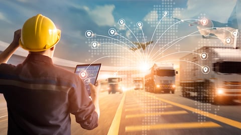 Concepto de transporte y logística, Gerente e ingeniero que verifica y controla la distribución de la red logística y los datos en la tableta para la exportación de importación logística en el fondo de la autopista