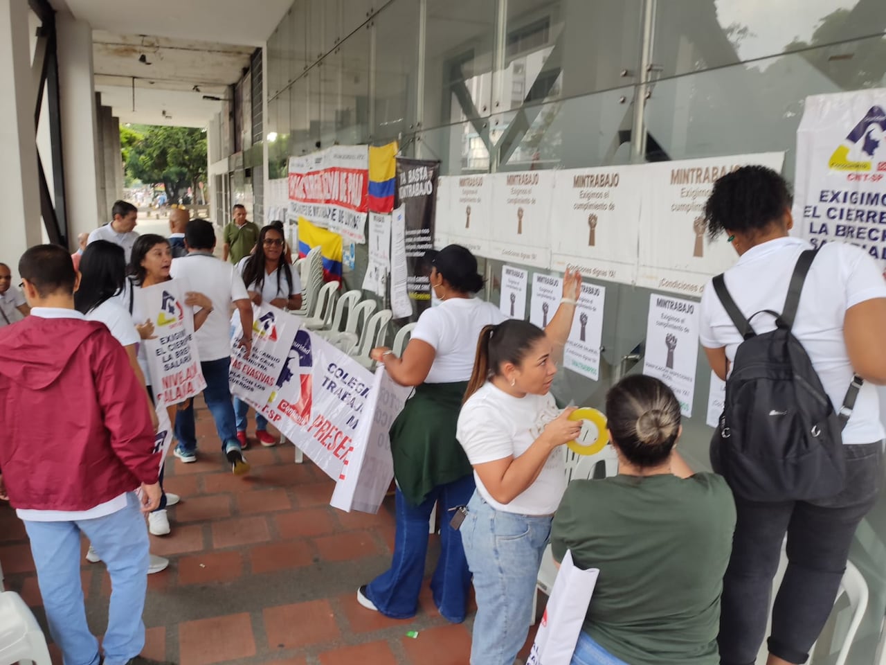 Empezó este viernes, 31 de mayo, la huelga en el Ministerio de Trabajo en Cali. Foto: José Luis Guzmán