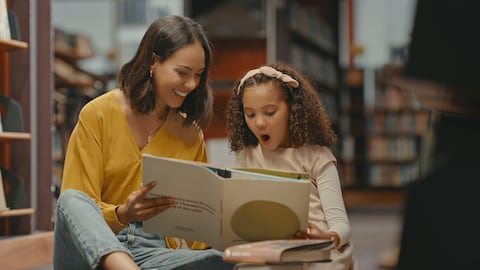 Enseñando a leer a un niño.