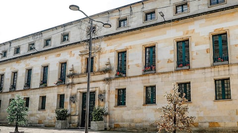   La SIC llegó hasta el Palacio de San Carlos en Bogotá, sede de la Cancillería, para realizar la inspección.