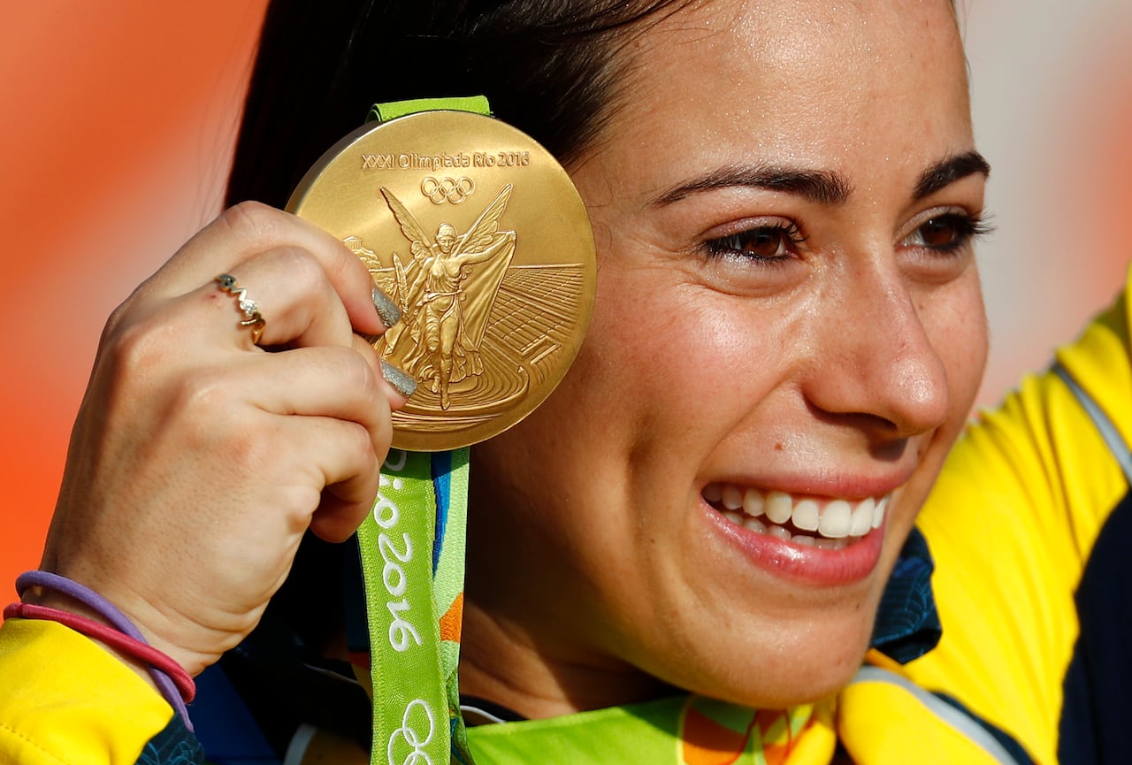 La colombiana Mariana Pajón muestra su medalla de oro durante la ceremonia de premiación de los Juegos Olímpicos en Río de Janeiro, el 19 de agosto de 2016 (AP Foto/Patrick Semansky, archivo)