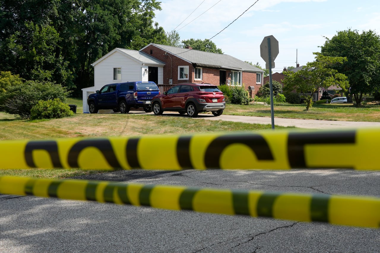 Una casa que se cree que está relacionada con el tirador en el intento de asesinato del candidato presidencial republicano, el expresidente Donald Trump, el lunes 15 de julio de 2024, en Bethel Park, Pensilvania. Los investigadores están buscando pistas sobre lo que pudo haber llevado a Thomas Matthew Crooks a intentar asesinar a Trump. (Foto AP/Gene J. Puskar)