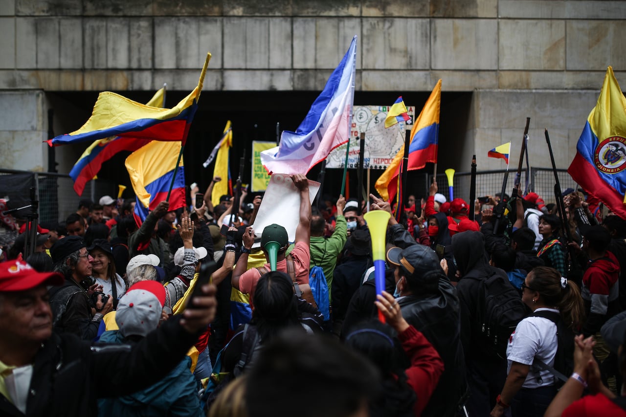 Manifestantes bloquean las entradas del Palacio de Justicia