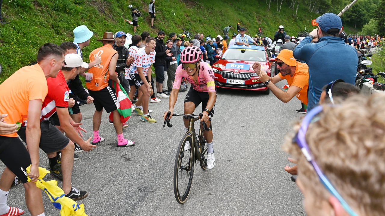 Richard Carapaz en un ataque del Tour de Francia 2024