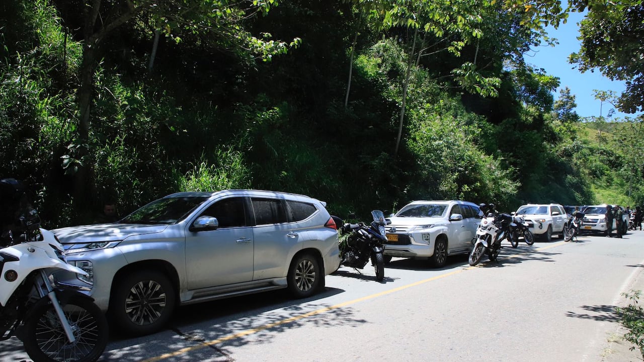 Caravana de camionetas que transporta a disidentes de las Farc en Antioquia