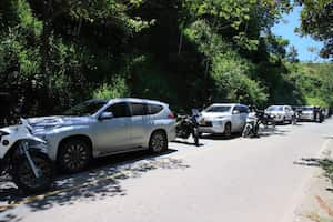 Caravana de camionetas que transporta a disidentes de las Farc en Antioquia