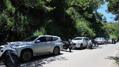 Caravana de camionetas que transporta a disidentes de las Farc en Antioquia