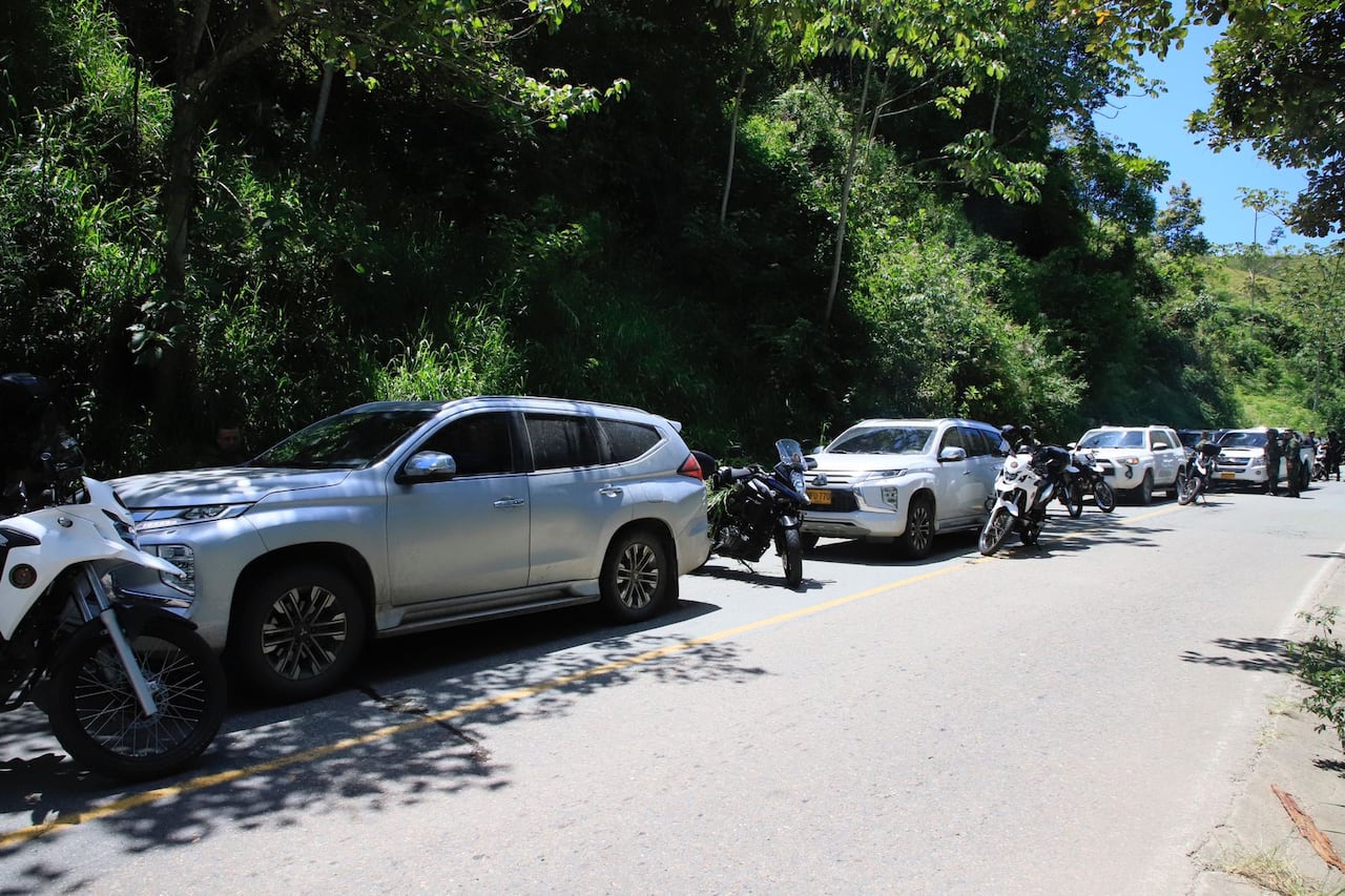 Caravana de camionetas que transporta a disidentes de las Farc en Antioquia