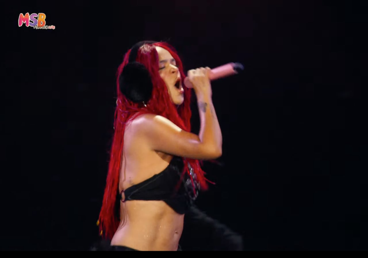 Karol G sorprende con el cabello rojo en su último concierto.