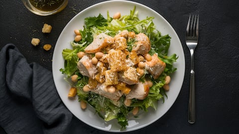 Esta ensalada cautiva a los comensales por la simpleza y frescura de sus ingredientes, así como por el exquisito sabor de la salsa que la acompaña.