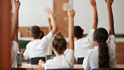 Estudiantes de la escuela en clase trabajando con tabletas.